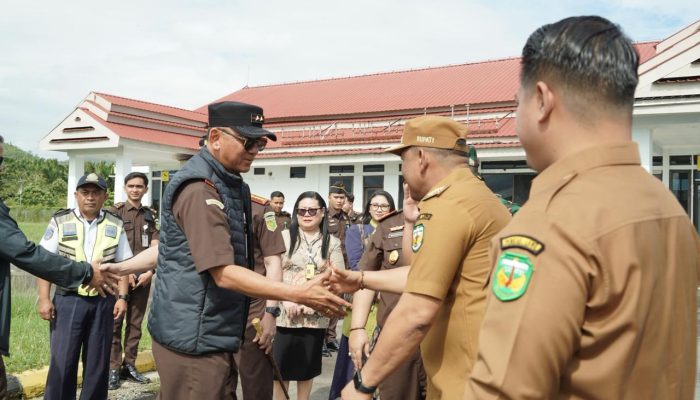Tiba di Bandara Bua, Kajati Sulsel dan Danpusterad Disambut Hangat Bupati Luwu