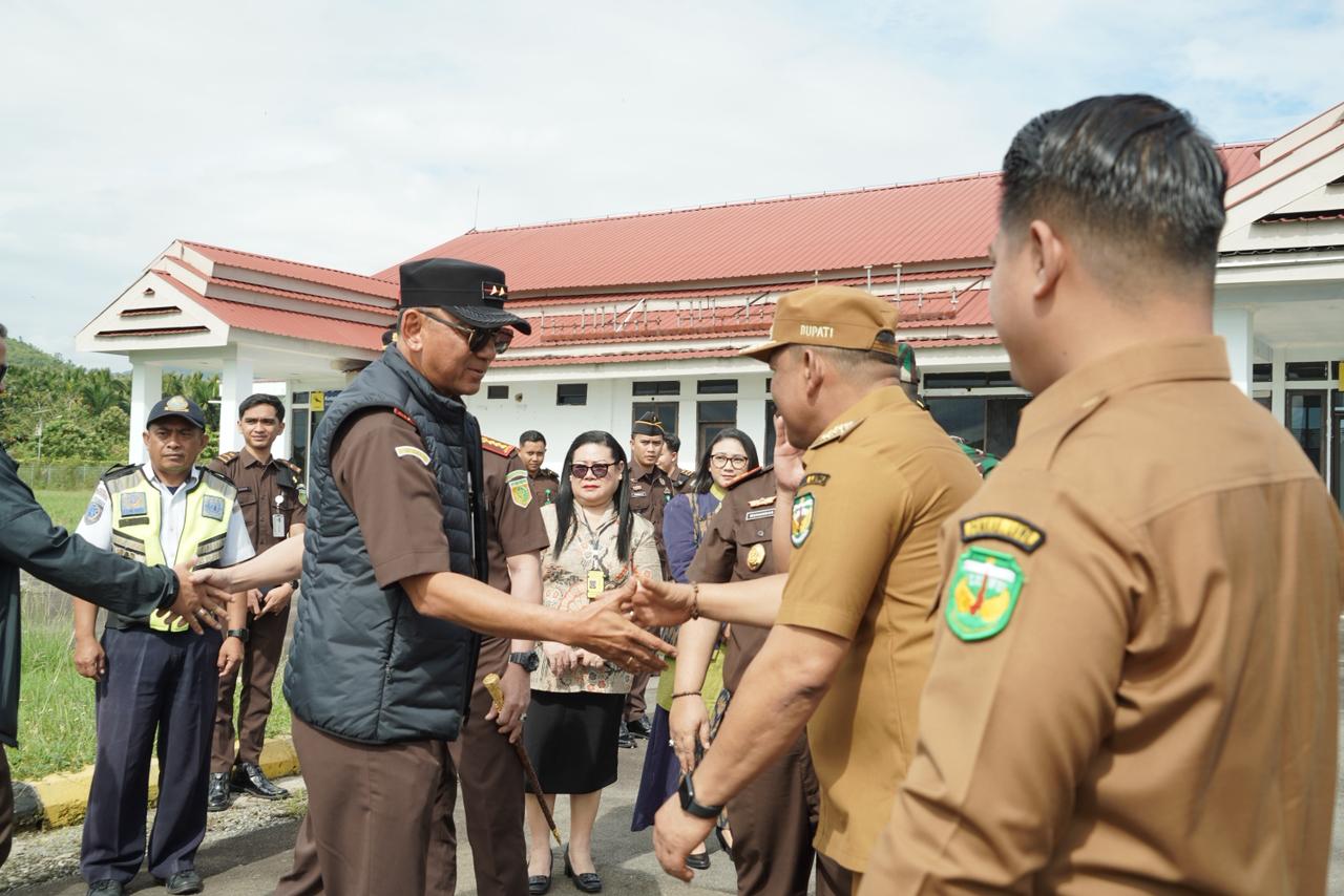 Tiba di Bandara Bua, Kajati Sulsel dan Danpusterad Disambut Hangat Bupati Luwu