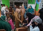 Didampingi Dinsosnakertrans, Wali Kota Palopo Salurkan Bansos di Wara Timur