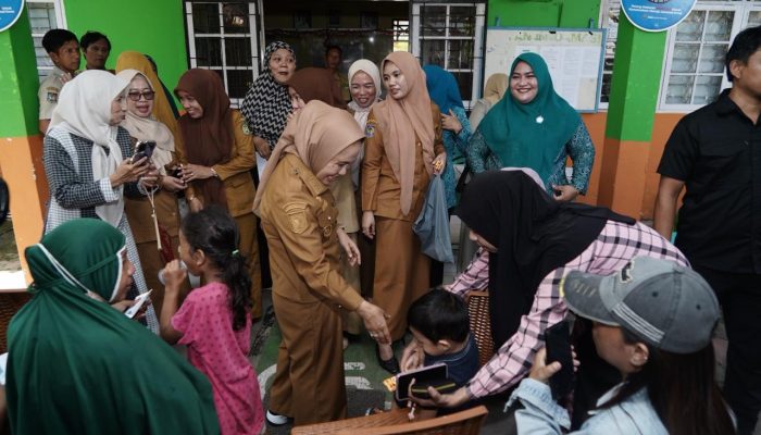 Didampingi Dinsosnakertrans, Wali Kota Palopo Salurkan Bansos di Wara Timur