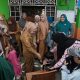 Didampingi Dinsosnakertrans, Wali Kota Palopo Salurkan Bansos di Wara Timur