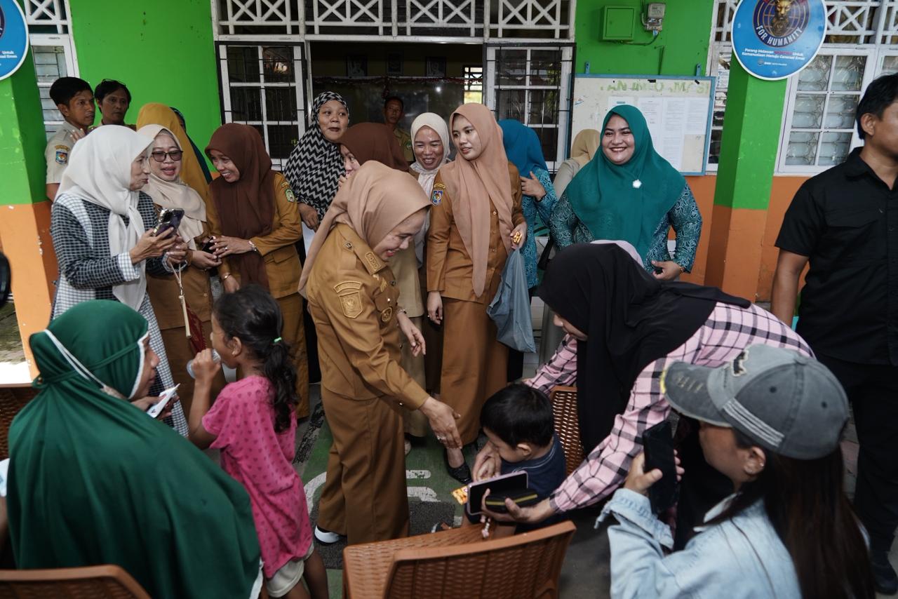 Didampingi Dinsosnakertrans, Wali Kota Palopo Salurkan Bansos di Wara Timur