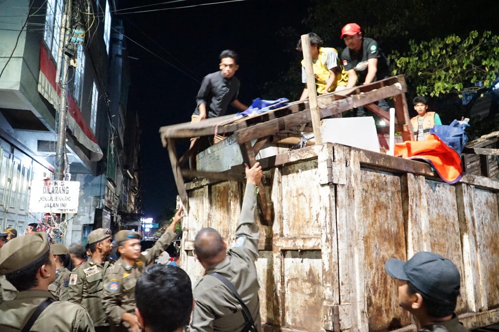 Kembalikan Fungsi Jalan, Penertiban Pasar Kubis Makassar Berlangsung Tanpa Ricuh
