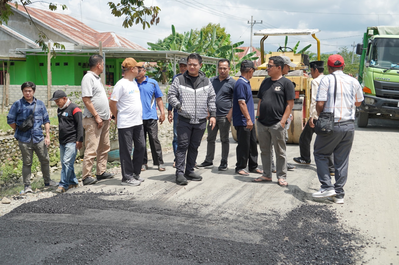 Permudah Akses Ekonomi dan Pertanian, Wabup Luwu Pantau Langsung Pengaspalan di Lamasi