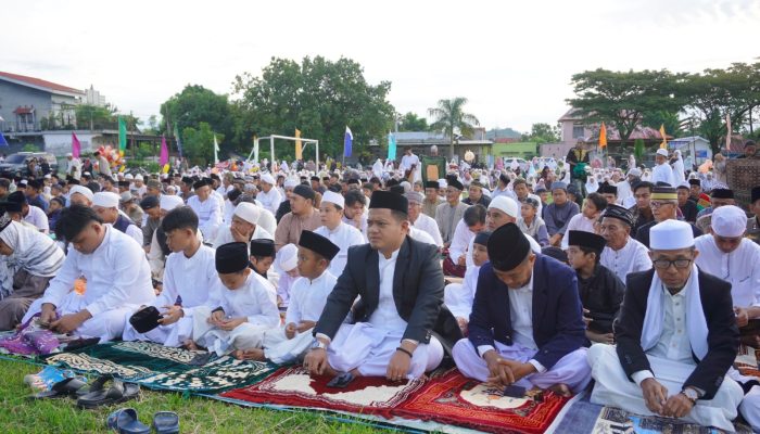 Pulang Kampung ke Walenrang, Wabup Dhevy Bijak Shalat Id Bareng Warga