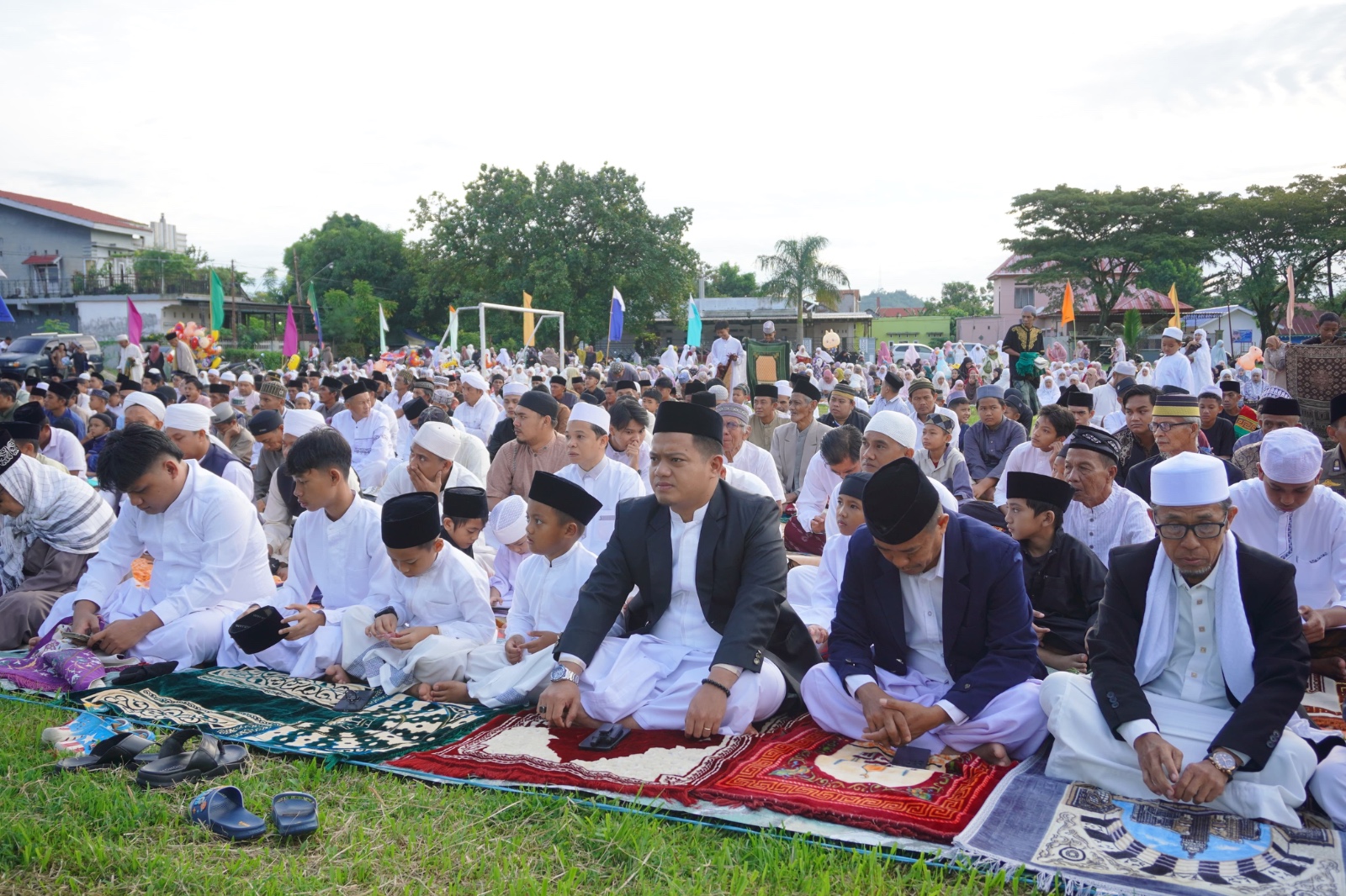 Pulang Kampung ke Walenrang, Wabup Dhevy Bijak Shalat Id Bareng Warga