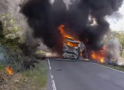 Hindari Lubang Berujung Maut, Bus ALS Tabrak Truk Tangki Hingga Hangus Terbakar