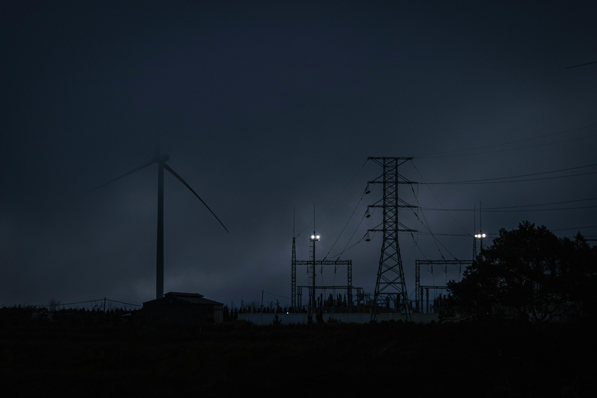 Penyebab Sumatera Blackout: Gangguan Transmisi PLN Putus Malam Ini