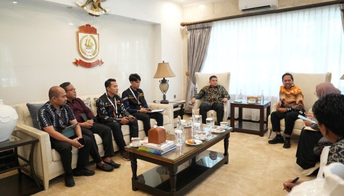 Ide Unik Wali Kota Makassar Sambut Sensus Ekonomi: Tanam Pohon Bersama Petugas BPS