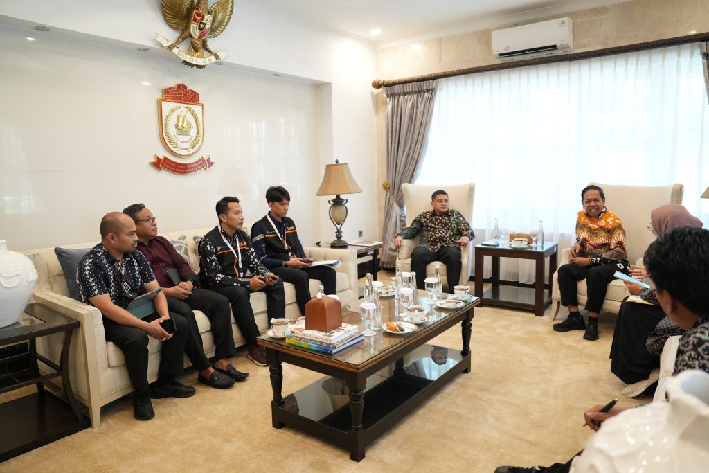 Ide Unik Wali Kota Makassar Sambut Sensus Ekonomi: Tanam Pohon Bersama Petugas BPS
