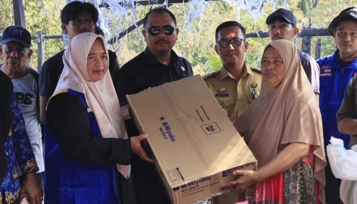 Wabup Luwu Timur Puspawati Husler Salurkan Bantuan Darurat Korban Kebakaran di Desa Maliwowo