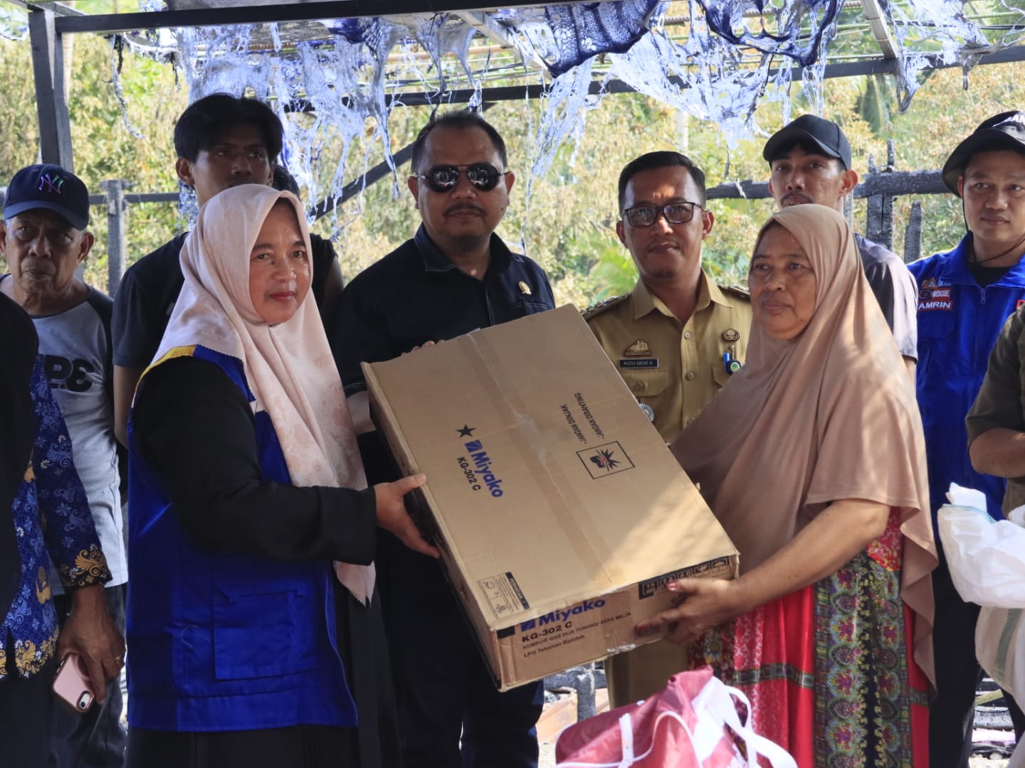 Wabup Luwu Timur Puspawati Husler Salurkan Bantuan Darurat Korban Kebakaran di Desa Maliwowo