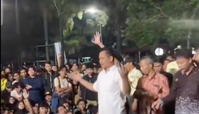 Buntut Ciuman Sesama Jenis di Kampus, Ayah Mahasiswa PNJ Minta Maaf Sambil Bersujud