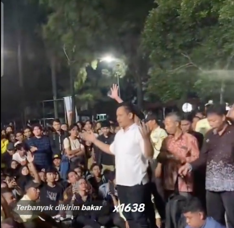 Buntut Ciuman Sesama Jenis di Kampus, Ayah Mahasiswa PNJ Minta Maaf Sambil Bersujud