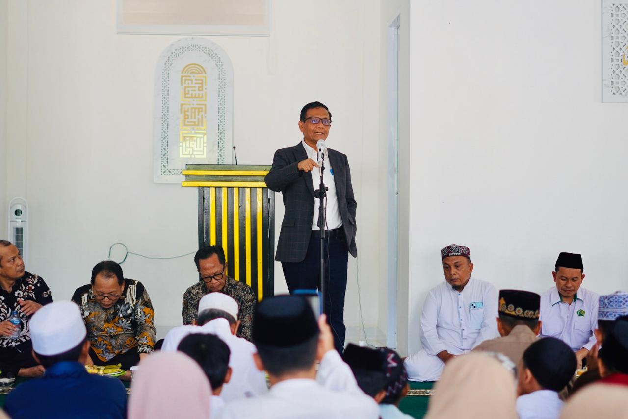 Kunjungan Mahfud MD ke Masjid dan Rumah Tahfidz Madani di Luwu