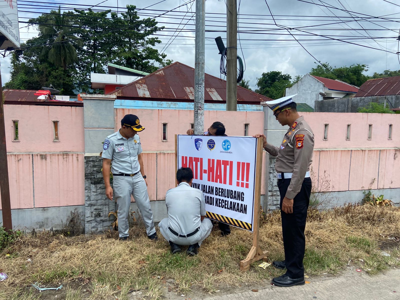 Gandeng Jasa Raharja, Polres Palopo Sebar Spanduk Edukasi di Titik Rawan Laka Lantas