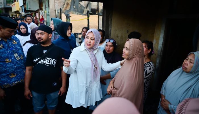 Tangis Haru Warga Mangasa Sambut Kedatangan Wagub Sulsel di Tengah Puing Kebakaran