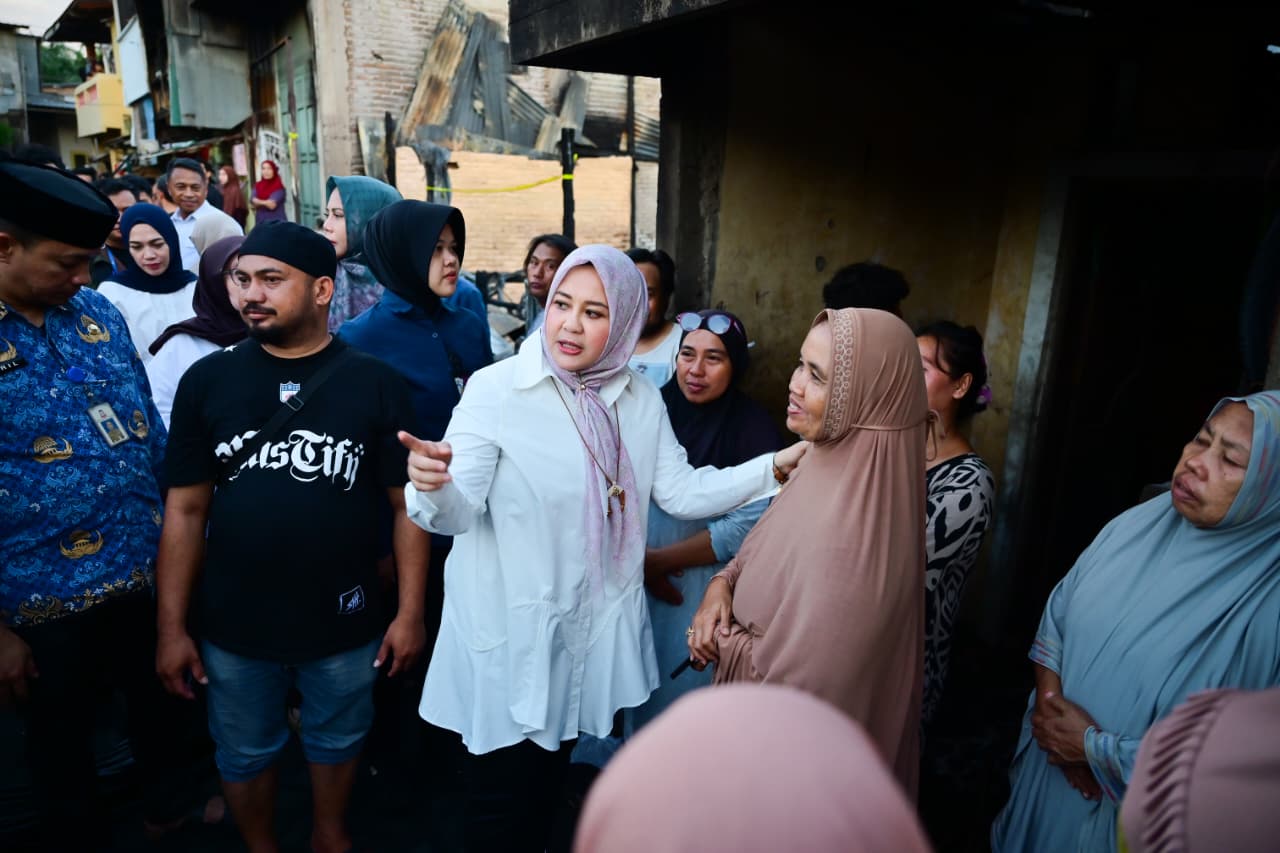 Tangis Haru Warga Mangasa Sambut Kedatangan Wagub Sulsel di Tengah Puing Kebakaran