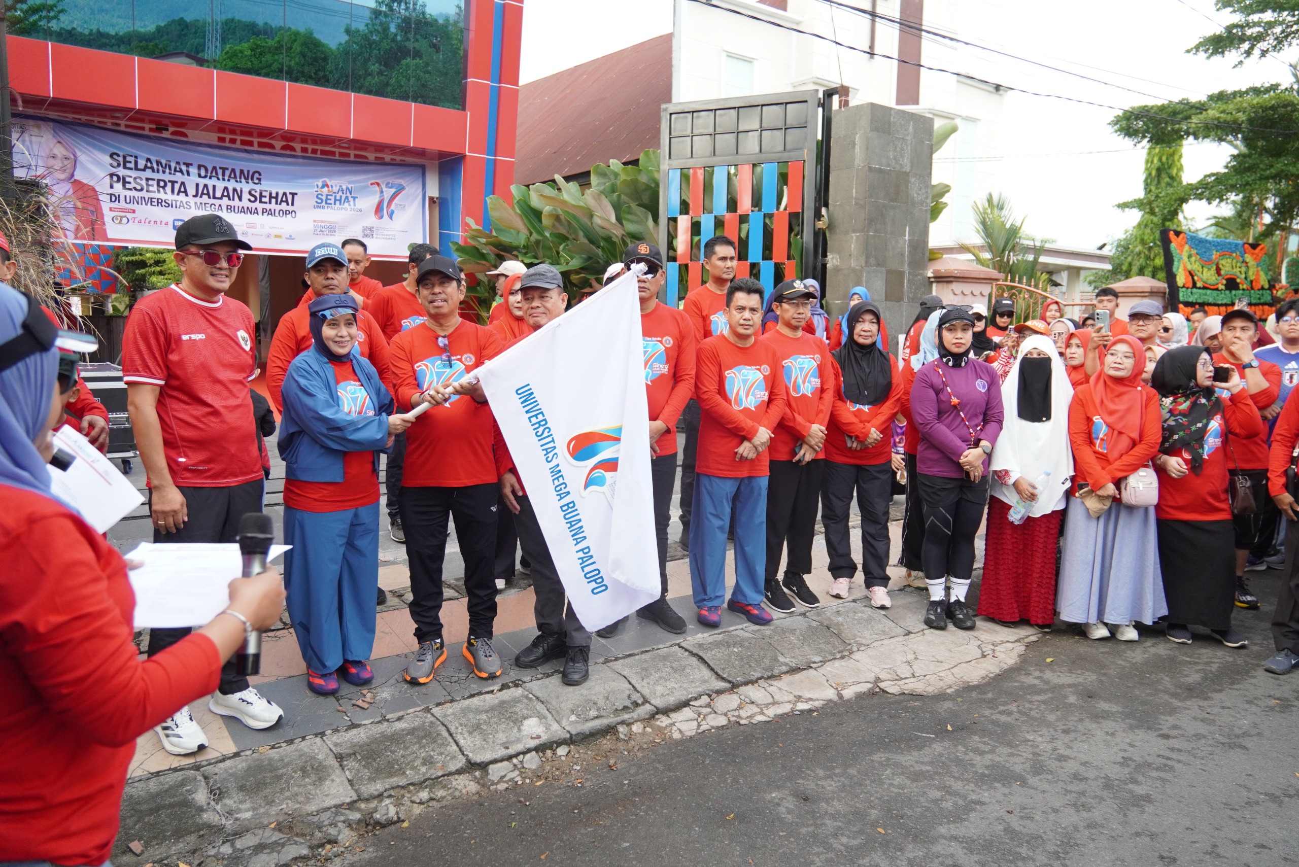HUT ke-17, Universitas Mega Buana Palopo Gelar Jalan Sehat Bersama Pemkot