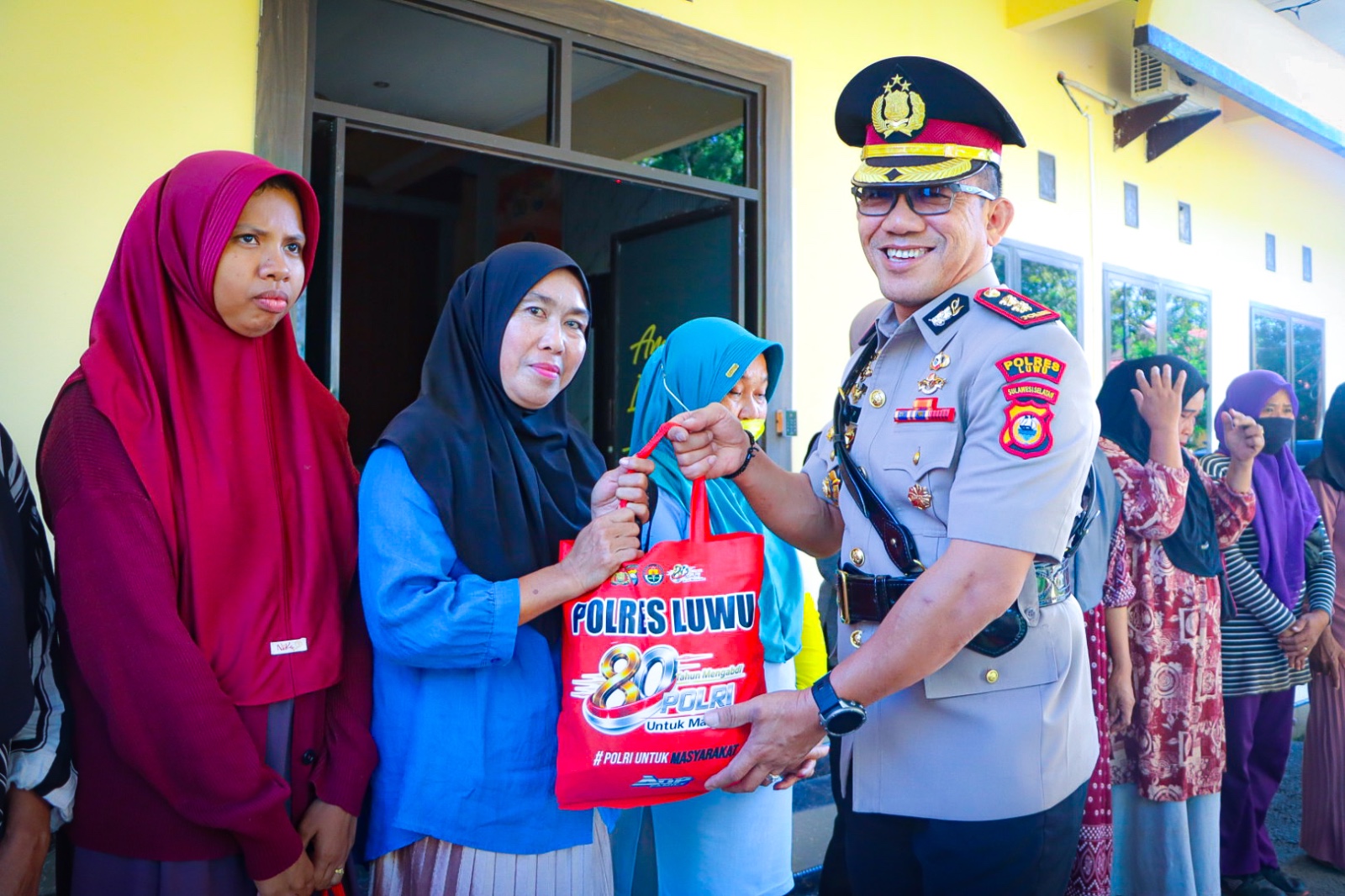 Sambut Hari Bhayangkara ke-80, Polres Luwu Gelar Bakti Sosial Bagikan Sembako