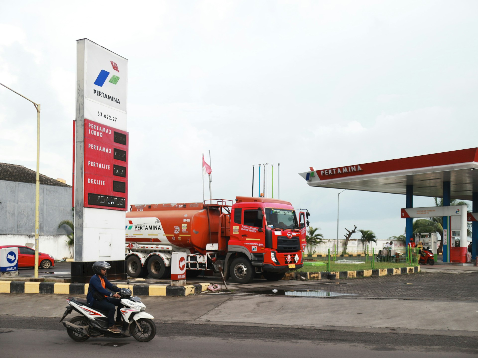 BBM Pertamax Naik Signifikan Hari Ini, Tembus Rp16.250 per Liter
