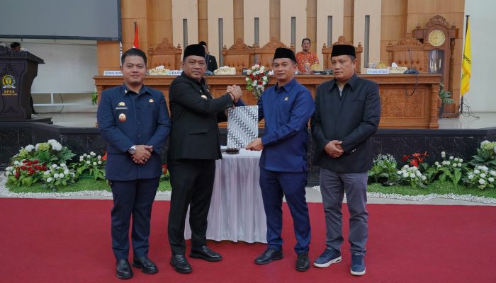Tingkatkan Layanan Publik, Pemkab Luwu Serahkan Tiga Ranperda Baru ke DPRD