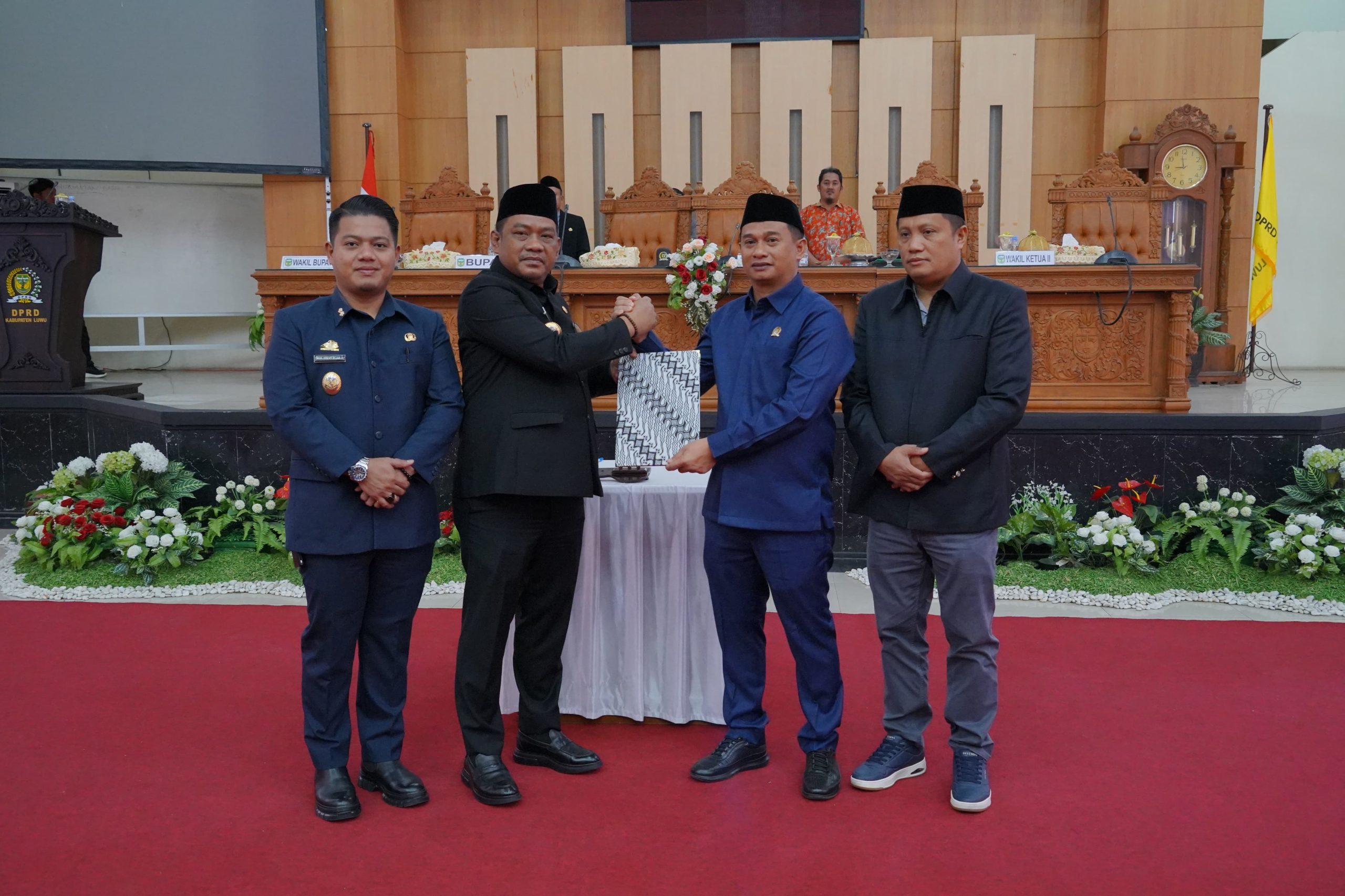 Tingkatkan Layanan Publik, Pemkab Luwu Serahkan Tiga Ranperda Baru ke DPRD