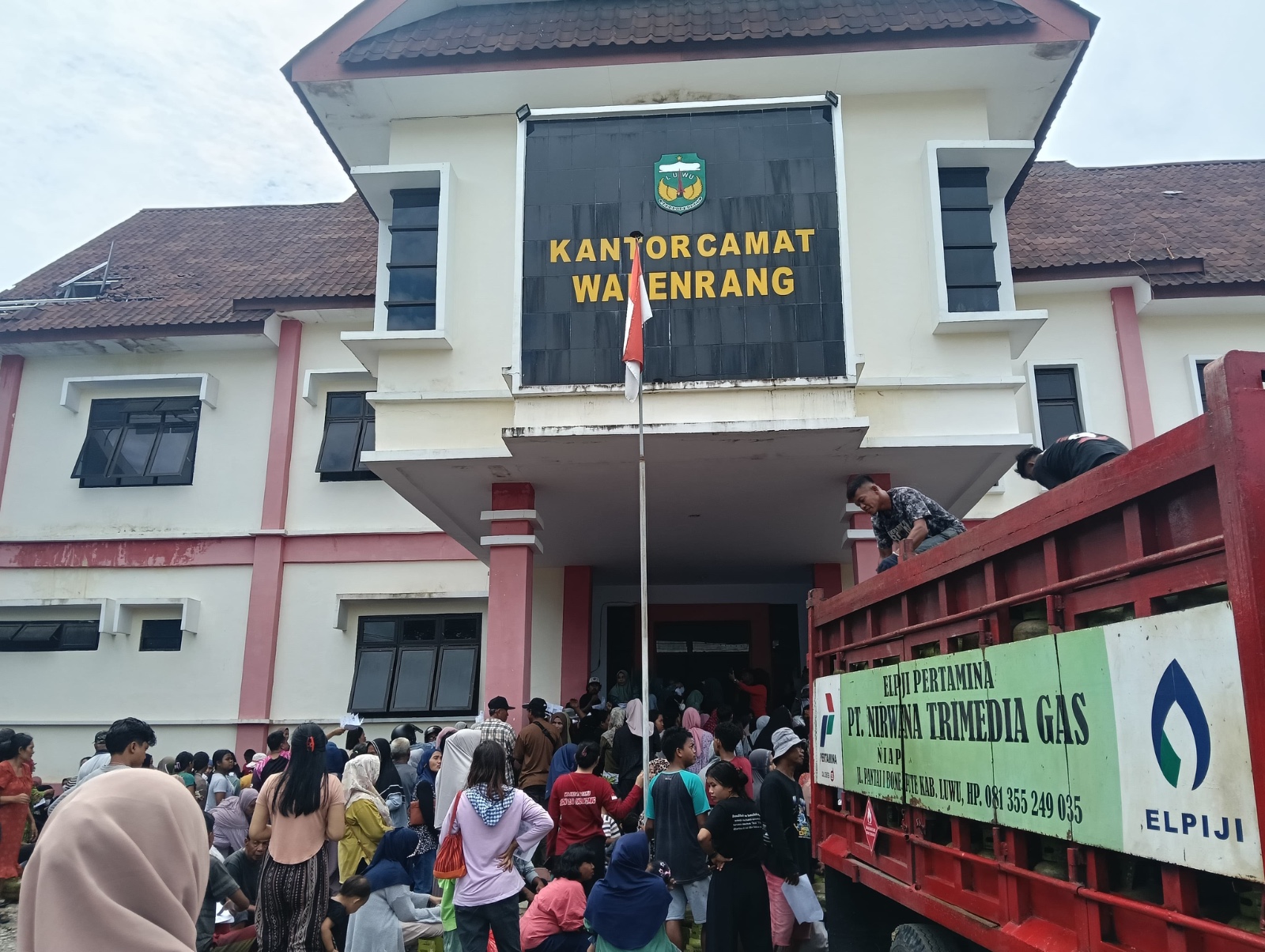 Atasi Kelangkaan, Pemkab Luwu Salurkan 560 Tabung Gas Melon di Walenrang