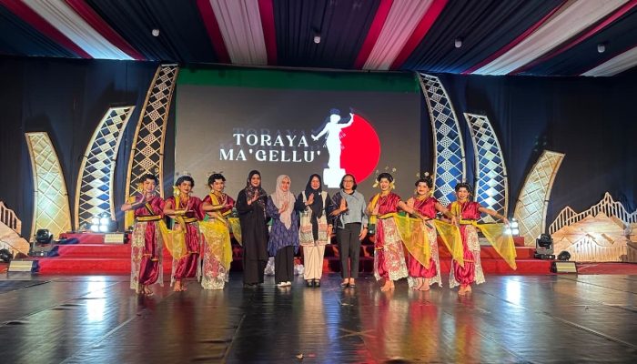 Pesona Tari Pajjaga Baine Asal Luwu Warnai Kemegahan Panggung Budaya Toraya Ma’gellu’