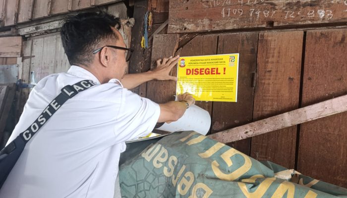 Perumda Pasar Makassar Raya Segel 308 Kios di Pasar Kerung-Kerung Akibat Tunggakan Retribusi