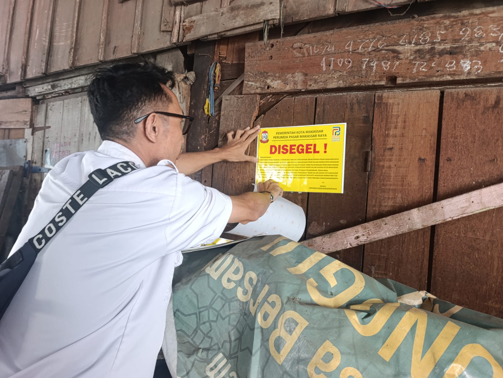 Perumda Pasar Makassar Raya Segel 308 Kios di Pasar Kerung-Kerung Akibat Tunggakan Retribusi