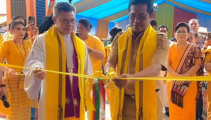 Hadiri Pentahbisan Gereja Kibaid Palopo, Zulkifli Halid Serahkan Bantuan Rumah Ibadah