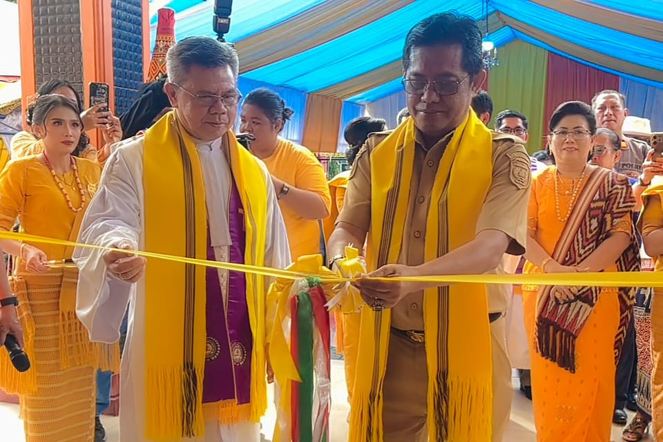 Hadiri Pentahbisan Gereja Kibaid Palopo, Zulkifli Halid Serahkan Bantuan Rumah Ibadah
