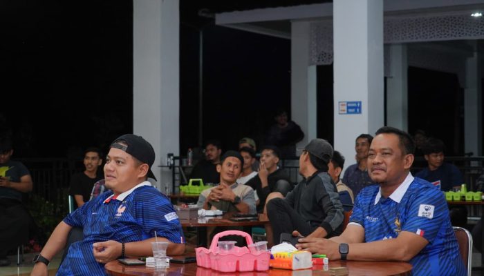 Kenakan Jersei Prancis Bupati Luwu Nikmati Laga Semifinal Piala Dunia Bersama Masyarakat