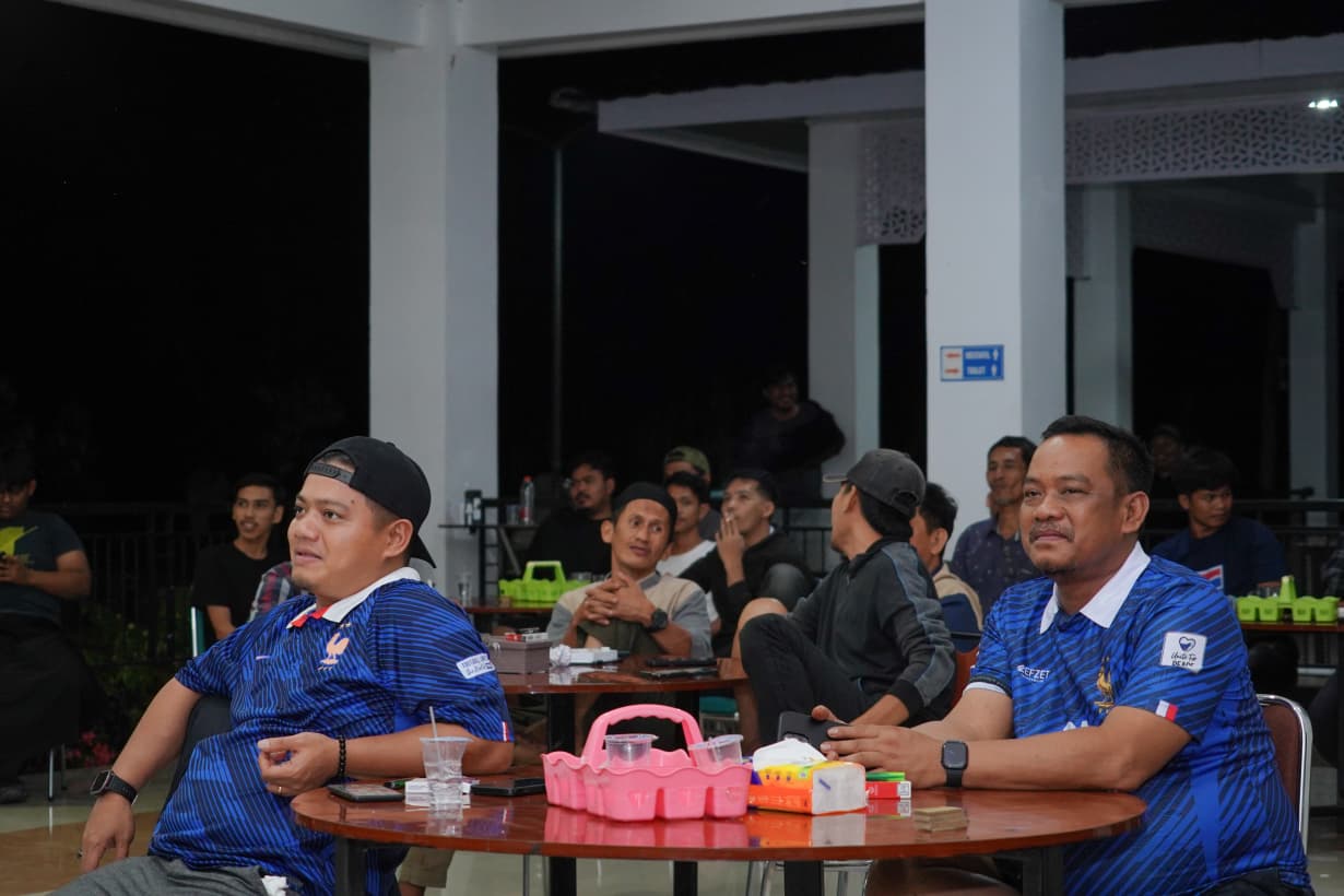 Kenakan Jersei Prancis Bupati Luwu Nikmati Laga Semifinal Piala Dunia Bersama Masyarakat
