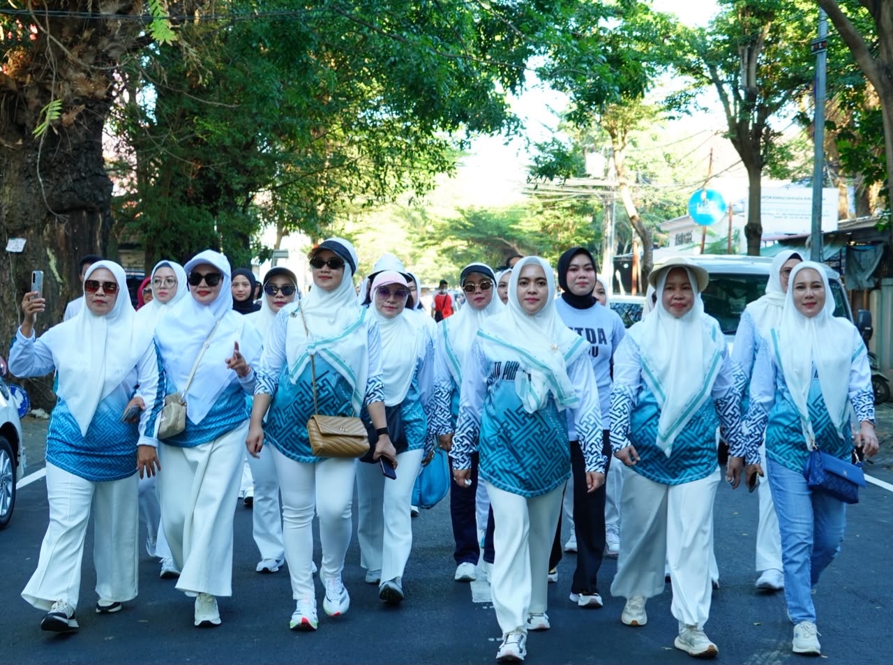 Ribuan Peserta Ramaikan Jalan Sehat Anti Mager HUT Dekranas dan HKG PKK