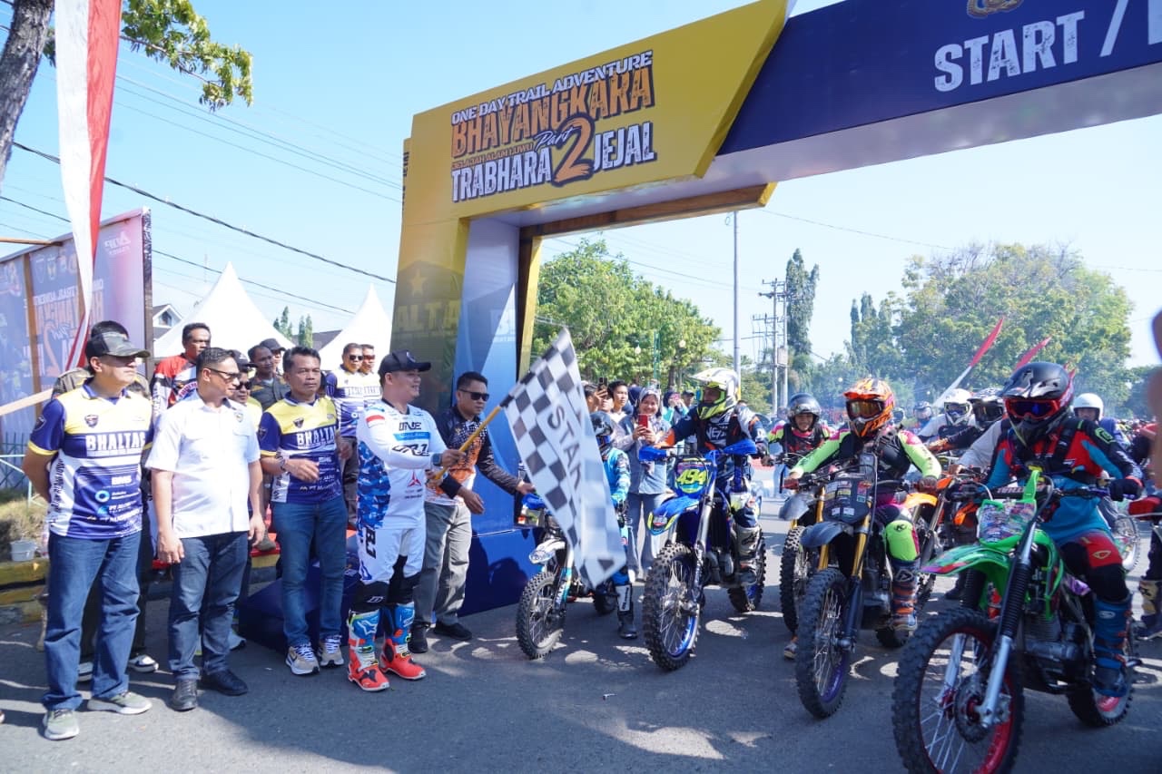 Wabup dan Kapolres Luwu AKBP Adnan Pandibu Kompak Lepas Peserta Trail Trabhara