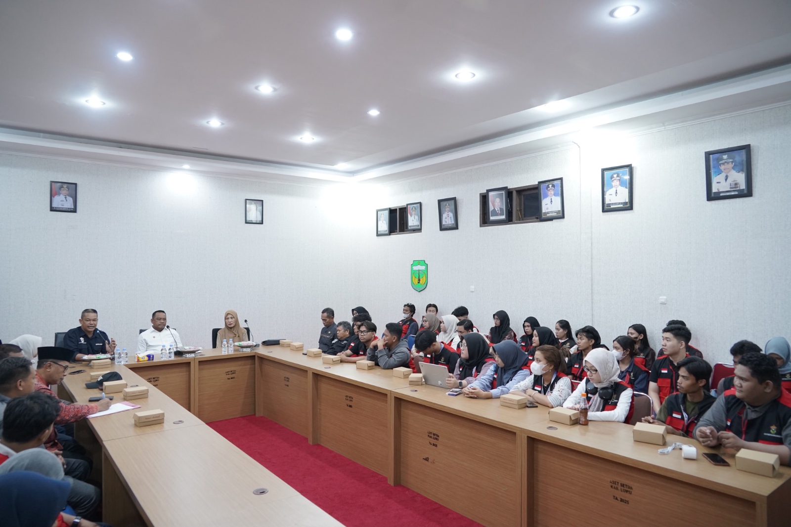 Pemkab Luwu Sambut Pengabdian 55 Mahasiswa KKN Unhas di Ruang Lounge Kantor Bupati