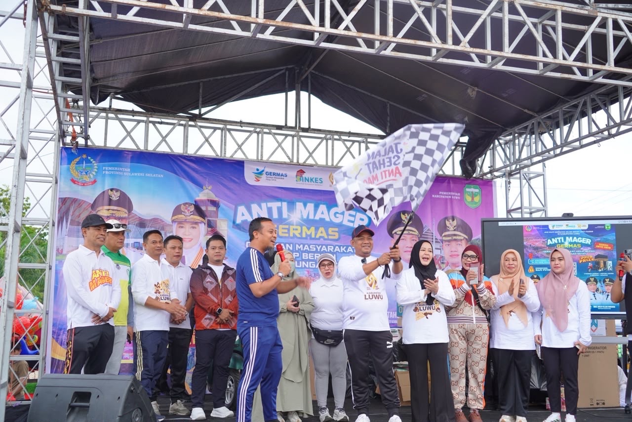 Dilepas Gubernur Sulsel, Ribuan Warga Padati Belopa dalam Jalan Sehat Hari Jadi Kabupaten Luwu