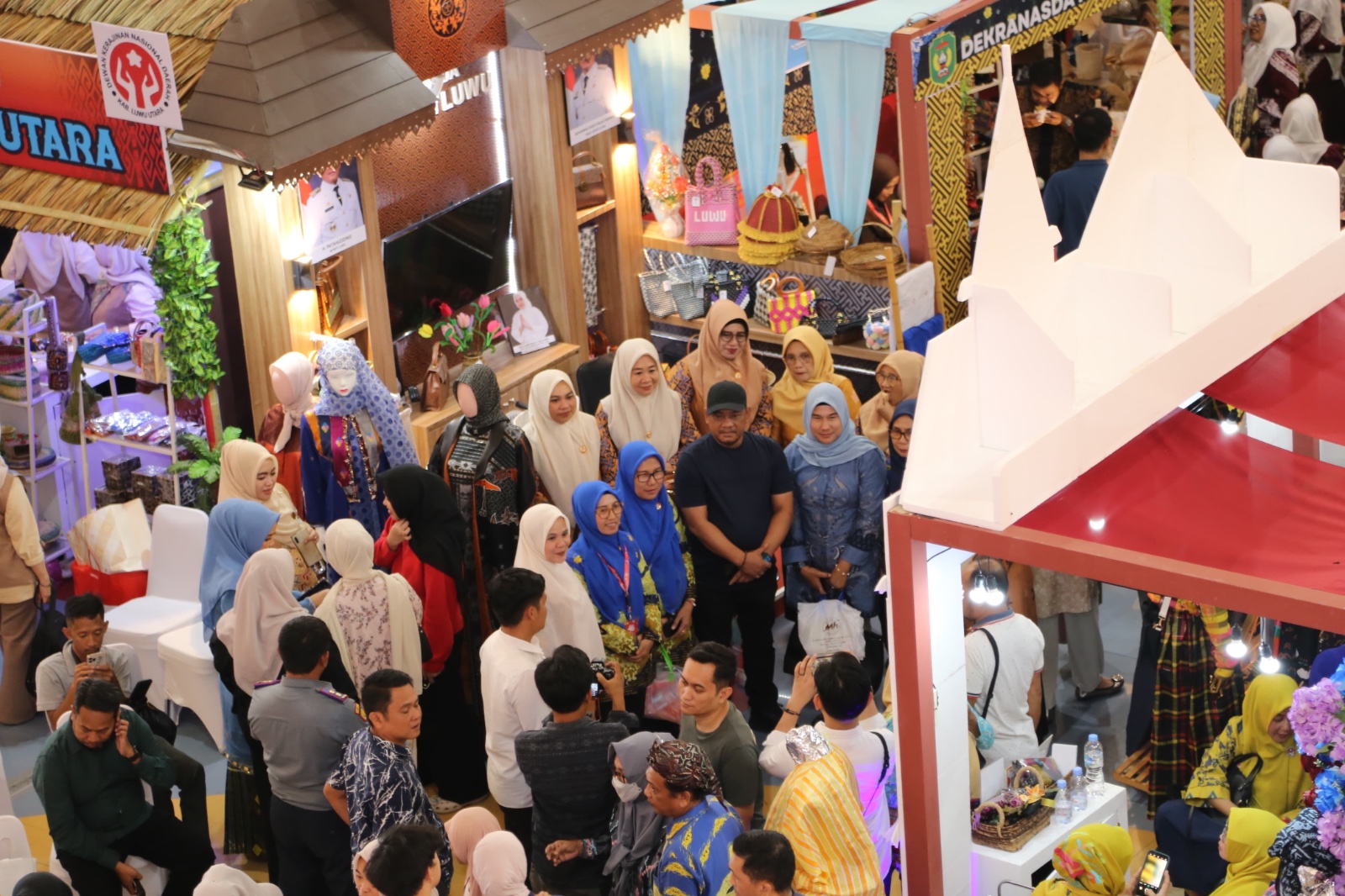 Kunjungi Pameran HUT Dekranas, Patahudding Apresiasi Karya Perajin Luwu