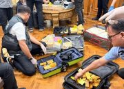Rantis Brimob Angkut 74 Kg Emas Sitaan Kasus Korupsi Tiga Perusahaan Pelat Merah