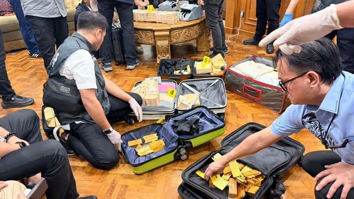 Rantis Brimob Angkut 74 Kg Emas Sitaan Kasus Korupsi Tiga Perusahaan Pelat Merah